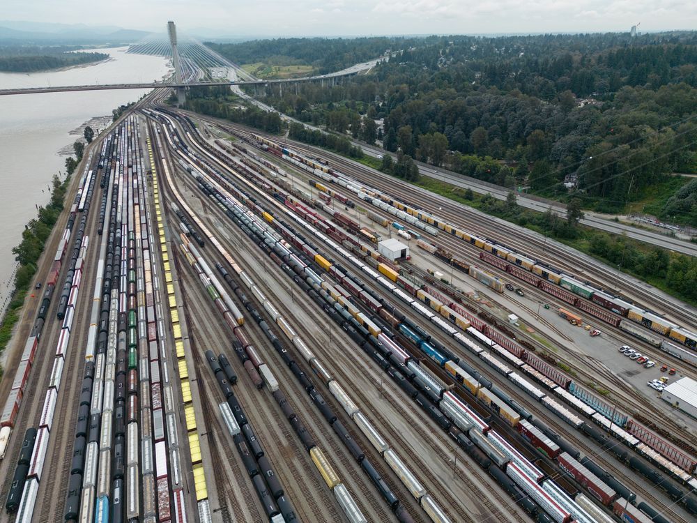 Moody's warns it could cost the Canadian economy $341 million per day.