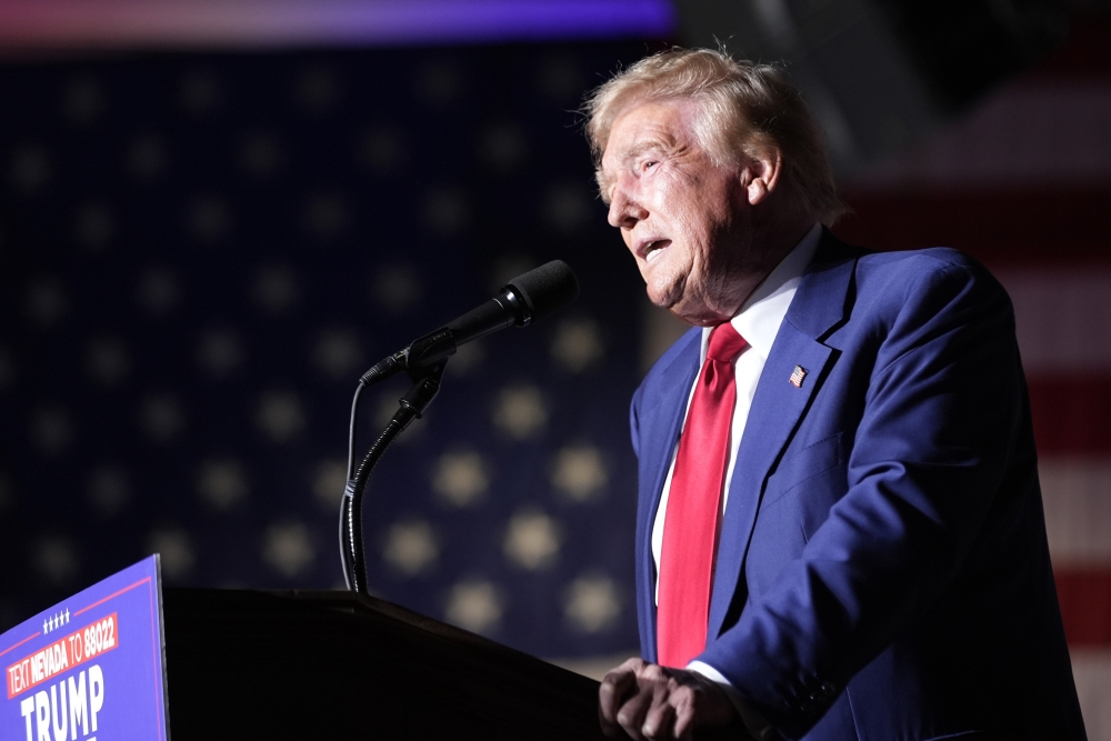 WEST PALM BEACH, Fla. — A man suspected in an apparent assassination attempt targeting former President Donald Trump was charged Monday with federal gun crimes, making his first court appearance in the final weeks of a White House race already touched by violence. Ryan Wesley Routh, 58, faces charges of possessing a firearm despite being [&#8230;]